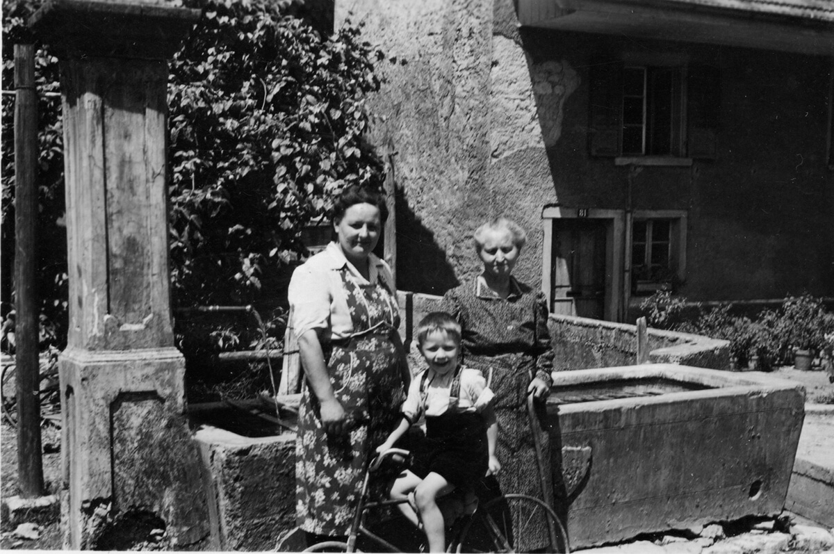 Bachofer-Brunnen Juni 1950 - v.l. Josephine Schweizer-Hofmann (Mutter von Hermann), Hermann Schweizer auf Fahrrad, Maria Schweizer-Treyer (Grossmutter von Hermann)