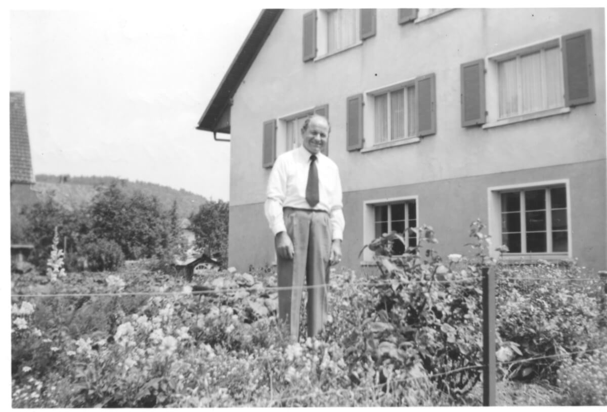 Vinzenz Dinkel wft. Australien, auf Besuch in Eiken, vor Haus, Hauptstrasse Nr. 67 (damals Nr. 53).