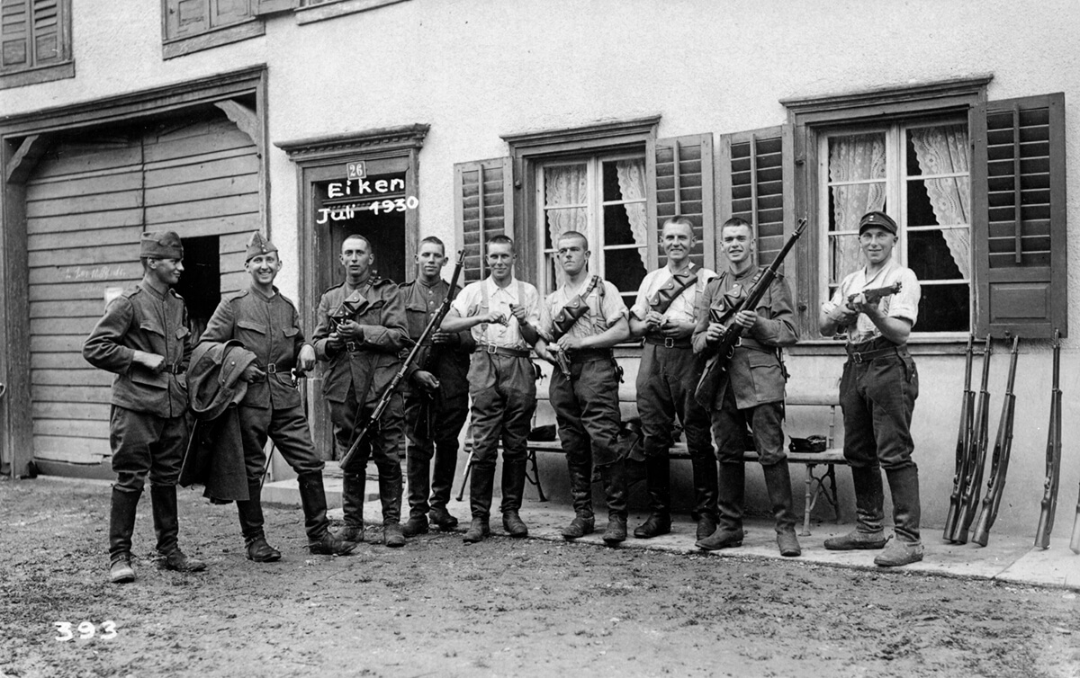 Vor dem Haus Heinrich Dinkel Malermeister, heutige Poststrasse Nr. 3 im Juli 1930.