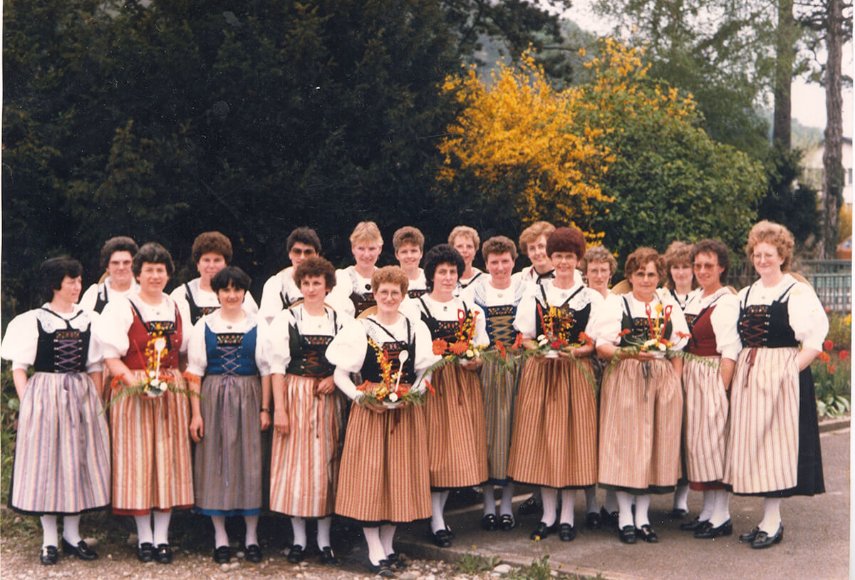 Gesamtbild Trachtengruppe, erster öffentlichen Auftritt an der schweizerischen Küchencheftagung in Aarau, 1985 Von links: Silvia Schwarb, Hilda Erni, Theres Rehmann, Lotti Schwarb, Antonia Mahrer (Möhlin), Renate Gasser, Benedikta Brutschi,