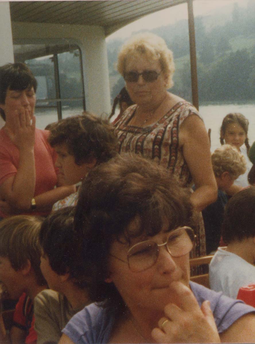 Schulreise um 1985 Vorne: Alice Dinkel Mitte stehend: Margrith Berger Hinten links: Silvia Schwarb