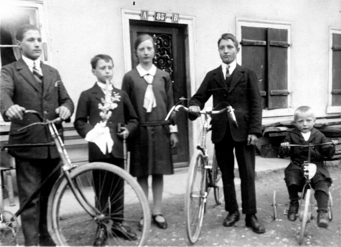 Die Kinder von Ernst und Maria Schweizer-Dreyer vor dem Elternhaus am Zehntenweg.