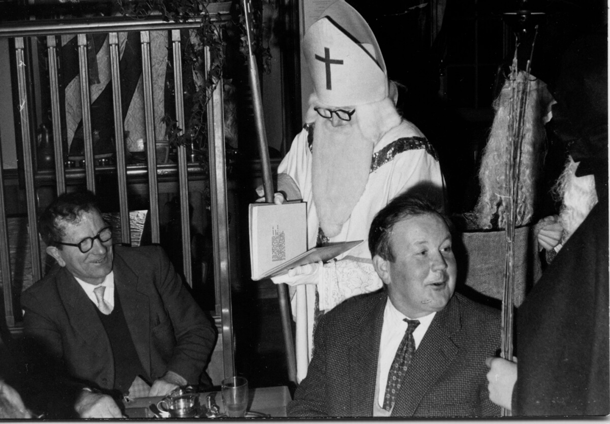 Clausfeier des Gemeinderats im Rest. Sonne. Links Emil Schwarb (Wagnermigg) und rechts Hans Ries sen.