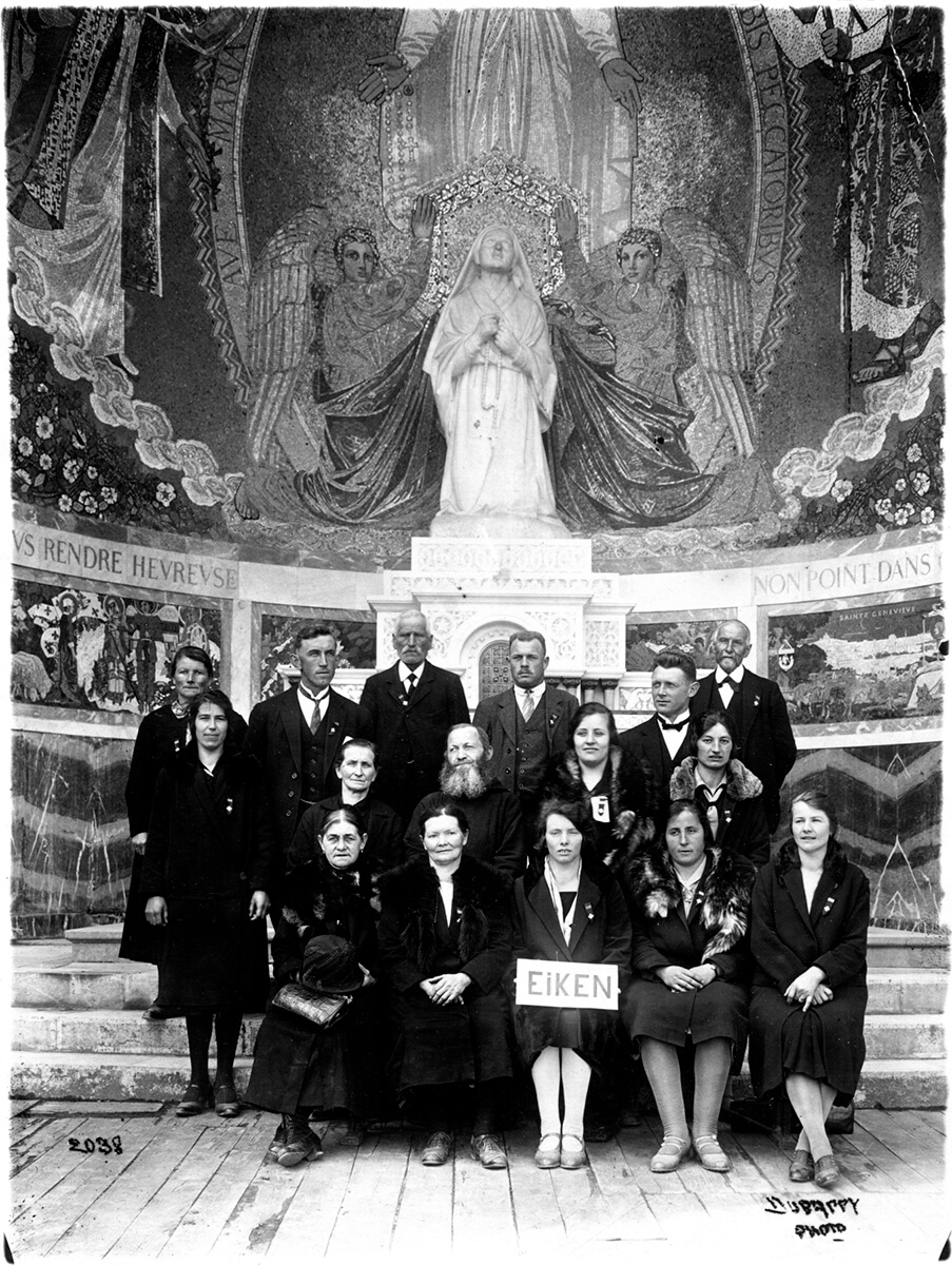 Gruppenbild einer Lourdes-Wallfahrt in der "chapelle extérieure de Sainte Bernadette".