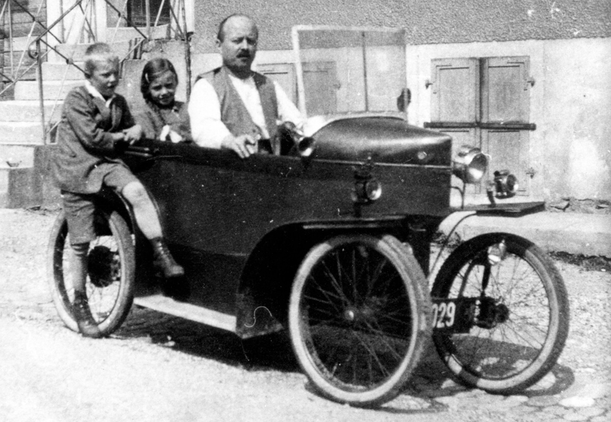 Von links Leo Rohrer (Schnyder Leo), Trudi Rohrer und Karl Rohrer im Auto Marke "Eigenbau".
